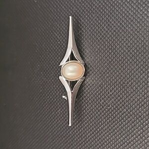 ART DECO STYLE Silver Tone Straight Brooch With Faux Pearl